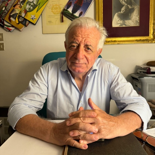Dr. Felice Romano, urologo e andrologo a Napoli, nel suo studio