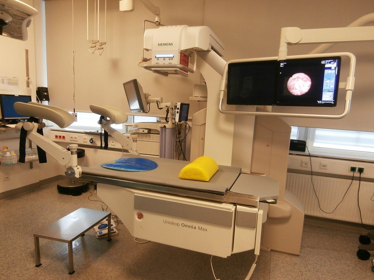 Postazione urologica attrezzata per esami endoscopici