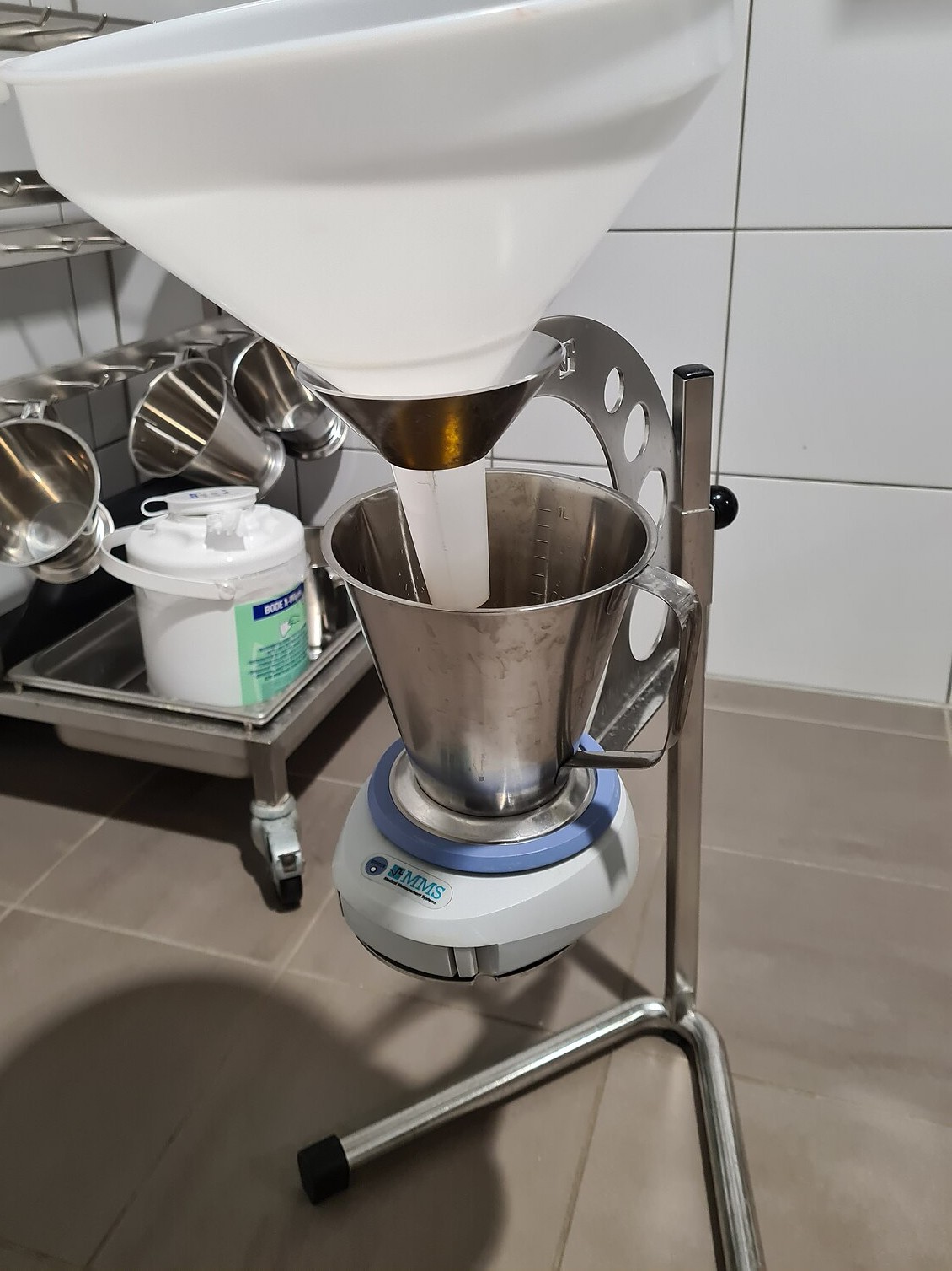 Uroflussometro con imbuto di raccolta e misuratore del flusso urinario